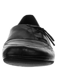Černá kožená bota s kulatou špičkou, prošitými detaily a šněrovacím designem. Hladký povrch a nízkoprofilová gumová podrážka.