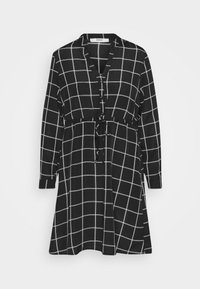 Černé šaty s bílým mřížkovým vzorem, dlouhými rukávy, zapínáním na knoflíky a nastavitelným pasem se šňůrkou. Měkká tkanina a mírně rozšířená silueta.