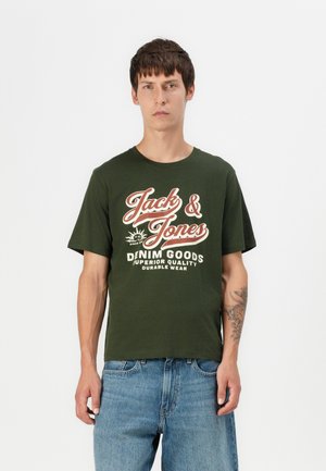 Zelena pamučna majica kratkih rukava s okruglim izrezom. Ima bijeli i crveni grafički natpis "Jack & Jones Denim Goods."