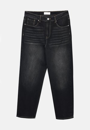 Jeans de mezclilla negros con un ajuste relajado, que presentan líneas verticales deslavadas, diseño de cinco bolsillos y costuras amarillas contrastantes.