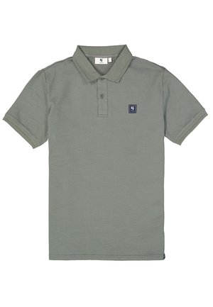 Grijze polo met een gestructureerde stof, drie knopen op de sluiting en een klein marineblauw logo op de linkerborst. Korte mouwen, klassieke kraag.