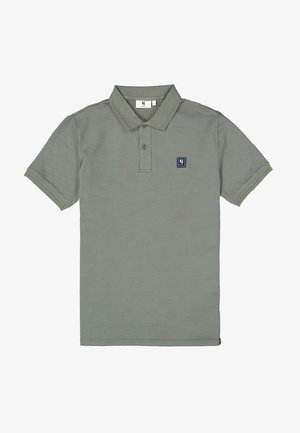 Camisa polo gris con tejido texturizado, tapeta de tres botones y un pequeño parche de logo en azul marino en el lado izquierdo del pecho. Manga corta, cuello clásico.