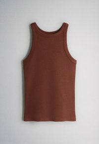 Camiseta sin mangas marrón con textura acanalada y escote redondo alto, extendida sobre una superficie gris claro.