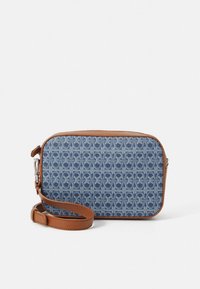 Mala tiracolo azul com padrão, alça em pele e detalhes em castanho. Apresenta um desenho intrincado em tecido trançado na parte frontal e um fecho de correr.