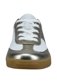 Weißer Sneaker mit metallisch silbernen Akzenten, strukturierten Seiten und weißen Schnürsenkeln. Gummisohle in Beige mit glatter Oberfläche. Frontalansicht.