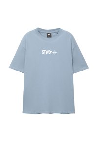 Tricou din bumbac de culoare bleu deschis, cu o croială lejeră, având text alb brodat "STWO" și detaliu cu avion. Mâneci scurte, decolteu rotund.