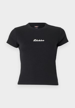 Musta, vartalonmyötäinen lyhythihainen t-paita, jossa valkoinen "Dickies"-logo rinnan keskellä ja pyöreä pääntie.