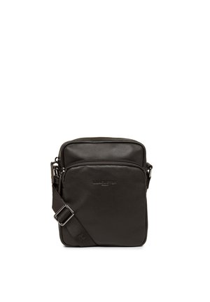 Borsa a tracolla in pelle nera con design rettangolare, tasca anteriore con zip, tracolla regolabile e dettaglio del logo stampato. Compatta e funzionale.