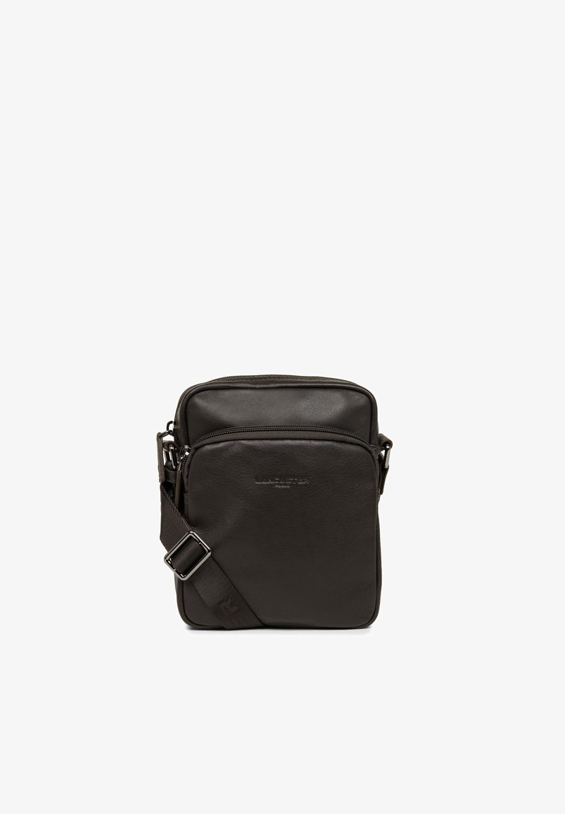 Borsa a tracolla in pelle nera con design rettangolare, tasca anteriore con zip, tracolla regolabile e dettaglio del logo stampato. Compatta e funzionale.