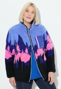 Fleece bunda s modrou, růžovou a černou barvou a vzorem hor. Má přední zip a kapsu s růžovým detailem zipu.