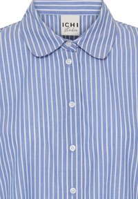 Stribet blå og hvid bomuldsskjorte med rundet krave, knaplukning og lodrette mønstre. Knapperne er hvide og runde.