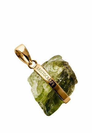 Colgante de oro grabado con "ARISTOCRAZY" que encierra una piedra preciosa verde, rugosa y translúcida con superficie texturizada.
