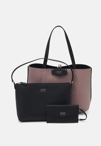 Set di borse in tre pezzi: una grande borsa a tracolla rosa e nera con finitura testurizzata, una pochette nera con zip e un piccolo portafoglio nero, tutti con dettagli in oro.