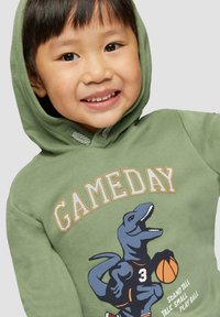 Groene hoodie met dinosaurusprint en de tekst "GAMEDAY". Beschikt over een kangoeroezak en een capuchon met trekkoord met gestreepte accenten. Zachte stof.