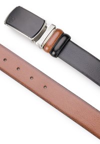 Skórzany pasek o odwracalnym designie w kolorze czarnym i brązowym, z prostokątną metalową klamrą o błyszczącej powierzchni i wygrawerowanymi akcentami.