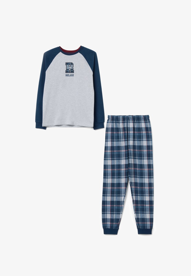 Grijze longsleeve shirt met marineblauwe raglanmouwen en het opschrift "RELAX". Blauwe geruite pyjamabroek met elastische tailleband, in lichte en donkere tinten.