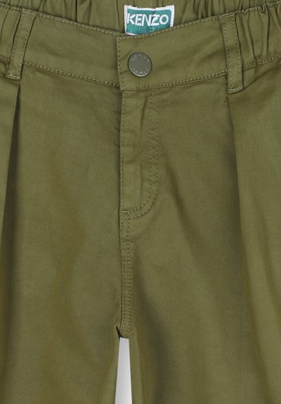 Pantaloni verde oliva con davanti plissettato, vita elastica e chiusura con bottone metallico. Realizzati in tessuto liscio e resistente; presentano cuciture rinforzate.
