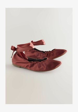 Balerinke v bogatem burgenjski satenu z elastičnimi robovi, ravnim podplatom in trakovi okoli gležnjev za varno zavezovanje. Gladka tekstura po vsej površini.