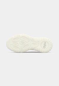 Tălpi de sneaker alb cu model de cauciuc texturat, margini rotunjite și detalii cu logo ridicat. Suprafață netedă cu decupaje ovale pentru tracțiune.