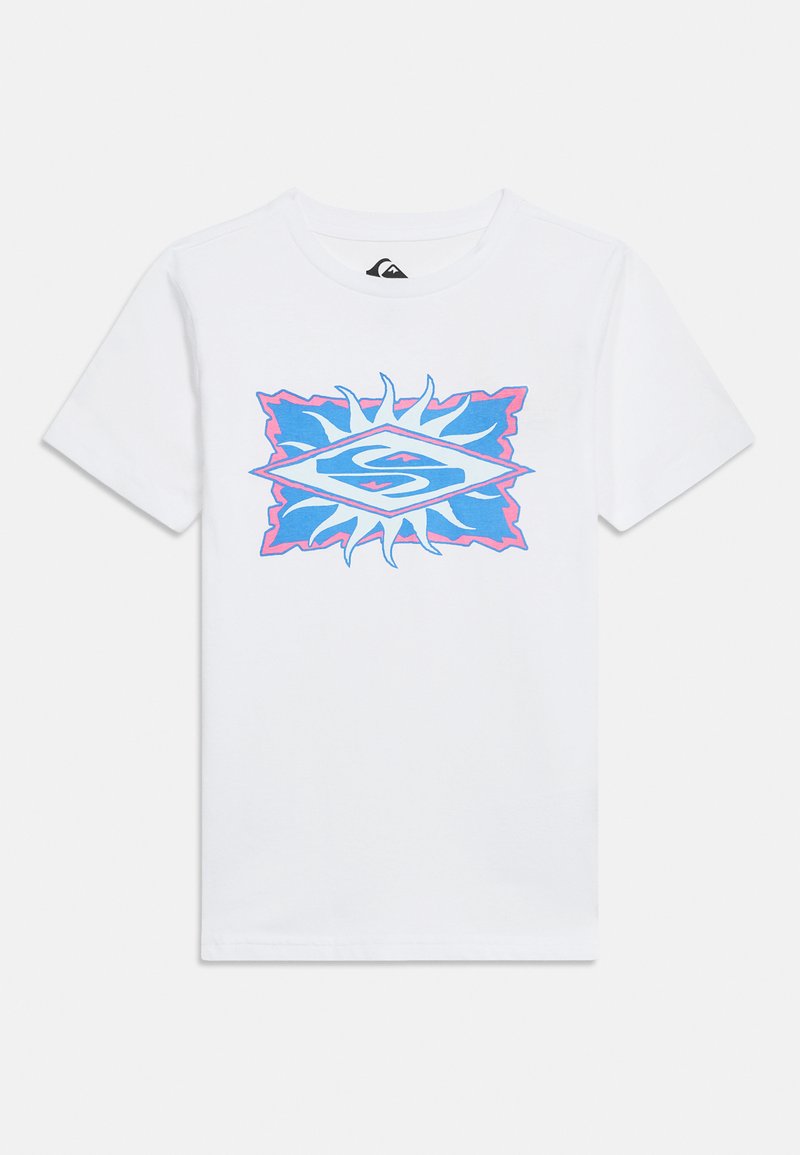 Λευκό κοντομάνικο μπλουζάκι με ένα μπλε και ροζ στυλιζαρισμένο γραφικό ήλιου και κύματος στο κέντρο του στήθους.