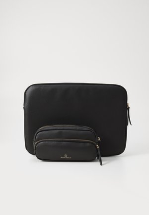 Funda para portátil texturizada negra con dos bolsos negros a juego con cremallera, exhibidos sobre un fondo blanco.