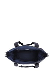 Navy modra torba z zadrgo in tkaninskimi ročaji. Notranjost je oblazinjena s temno tkanino, na eni strani pa je majhna žepna torbica.