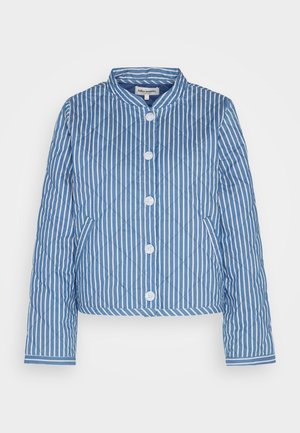 Jaqueta acolchoada azul e branca com riscas, colarinho redondo, fecho frontal de cinco botões e punhos com um padrão contrastante.