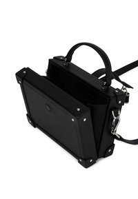 Czarna, strukturalna torba na ramię wykonana z teksturowanego materiału syntetycznego. Posiada srebrne okucia, dwa uchwyty u góry oraz regulowany pasek na ramię.