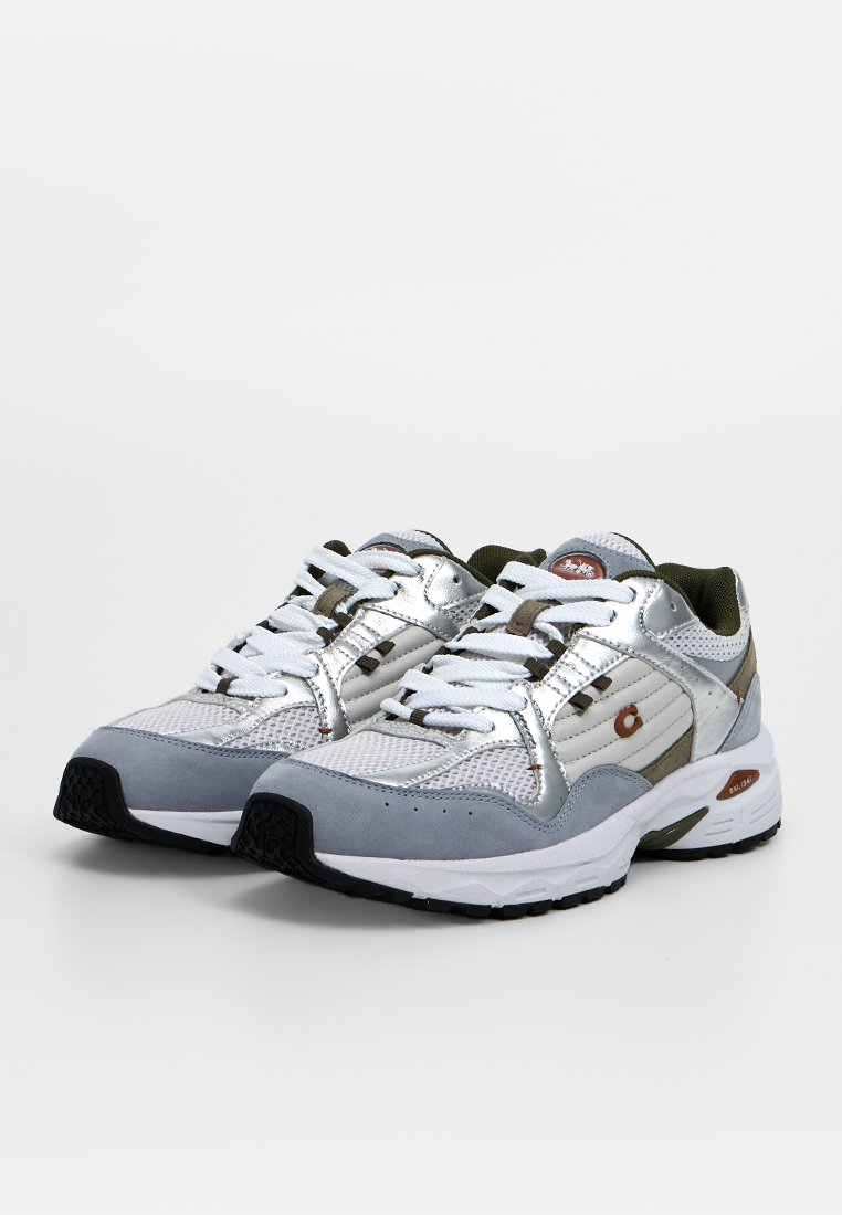 Metaalachtige zilveren en grijze sneakers met mesh- en suède materialen, witte veters, een gestructureerde zwarte zool en een minimaal logo.