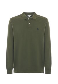 Polo shirt a maniche lunghe in cotone verde oliva con colletto classico, due bottoni frontali e un logo blu ricamato sul petto.