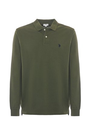 Polo shirt a maniche lunghe in cotone verde oliva con colletto classico, due bottoni frontali e un logo blu ricamato sul petto.