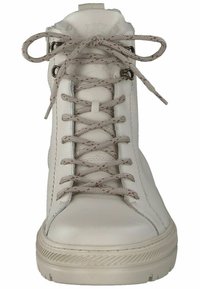 Białe skórzane sneakersy typu high-top z teksturowaną powierzchnią, okrągłym noskiem i jasnoszarymi sznurówkami. Posiada metalowe oczka i wzorzysty bieżnik.