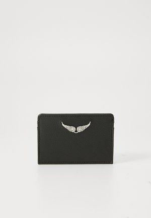 Porte-carte en cuir noir texturé avec un petit emblème argenté en forme d'aile à l'avant, présenté sur un fond blanc uni.