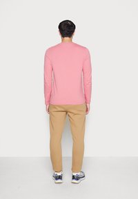 Tommy Hilfiger LOGO LONG SLEEVE TEE - Camisola de manga comprida - cherry tint