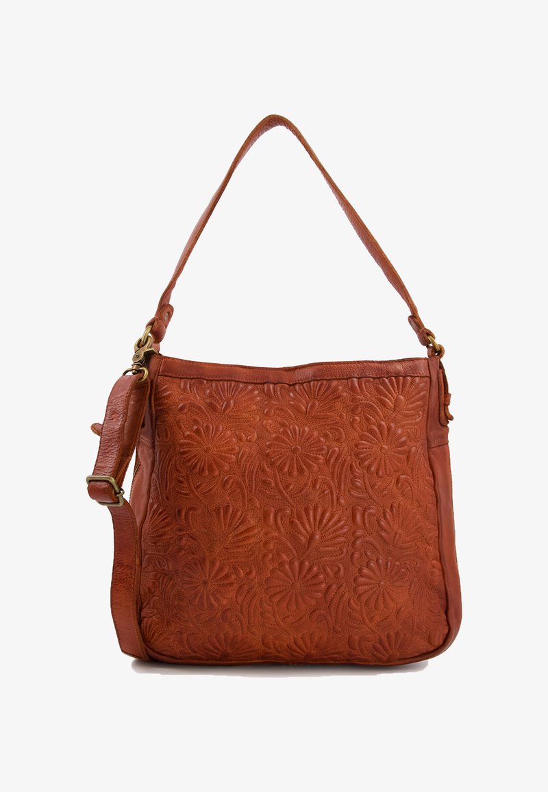 Brązowa skórzana torebka z wytłoczonym kwiatowym wzorem, regulowanym paskiem na ramię i miękką teksturą. Prostokątny kształt z płaskim dnem.