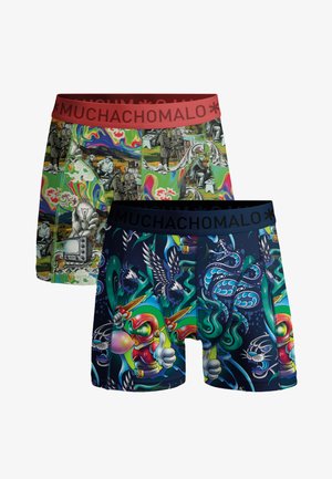 Zwei Paare Boxershorts, eines mit Illustrationen von Retro-Filmregisseuren vor einem bunten, wirbelnden Hintergrund, das andere mit Cartoonfiguren, Schlangen und Panthern.