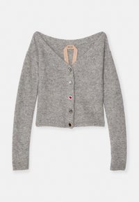 Šedý krátký kardigan vyrobený z měkkého pleteného materiálu, s širokým výstřihem a pěti dekorativními knoflíky v různých barvách.