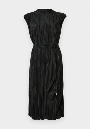 Zwart plisséjurkje met korte mouwen, hoge halslijn en een gestrikt taillebandje. Zachte textuur met subtiele glans, voorzien van een decoratieve accent.