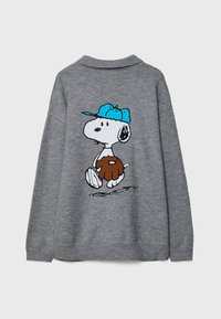 Suéter gris con un dibujo de Snoopy en la parte trasera, llevando una gorra azul y sosteniendo un guante de béisbol marrón. Tela suave, diseño clásico de cuello.