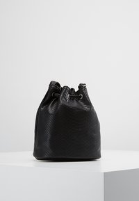 Czarna skórzana torba typu bucket z wzorem wężowej skóry, z marszczonym wierzchem i srebrnymi okuciami. Teksturowana powierzchnia i gładkie wnętrze.