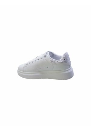 Sneaker bianco con tomaia in pelle liscia, punta rotonda, chiusura con lacci e retro testurizzato con accenti metallici. Suola in gomma.