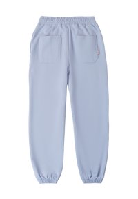 Lichtblauwe joggingbroek met een elastische tailleband, twee hexagonale achterzakken en taps toelopende boorden bij de enkels. Glad stofoppervlak.