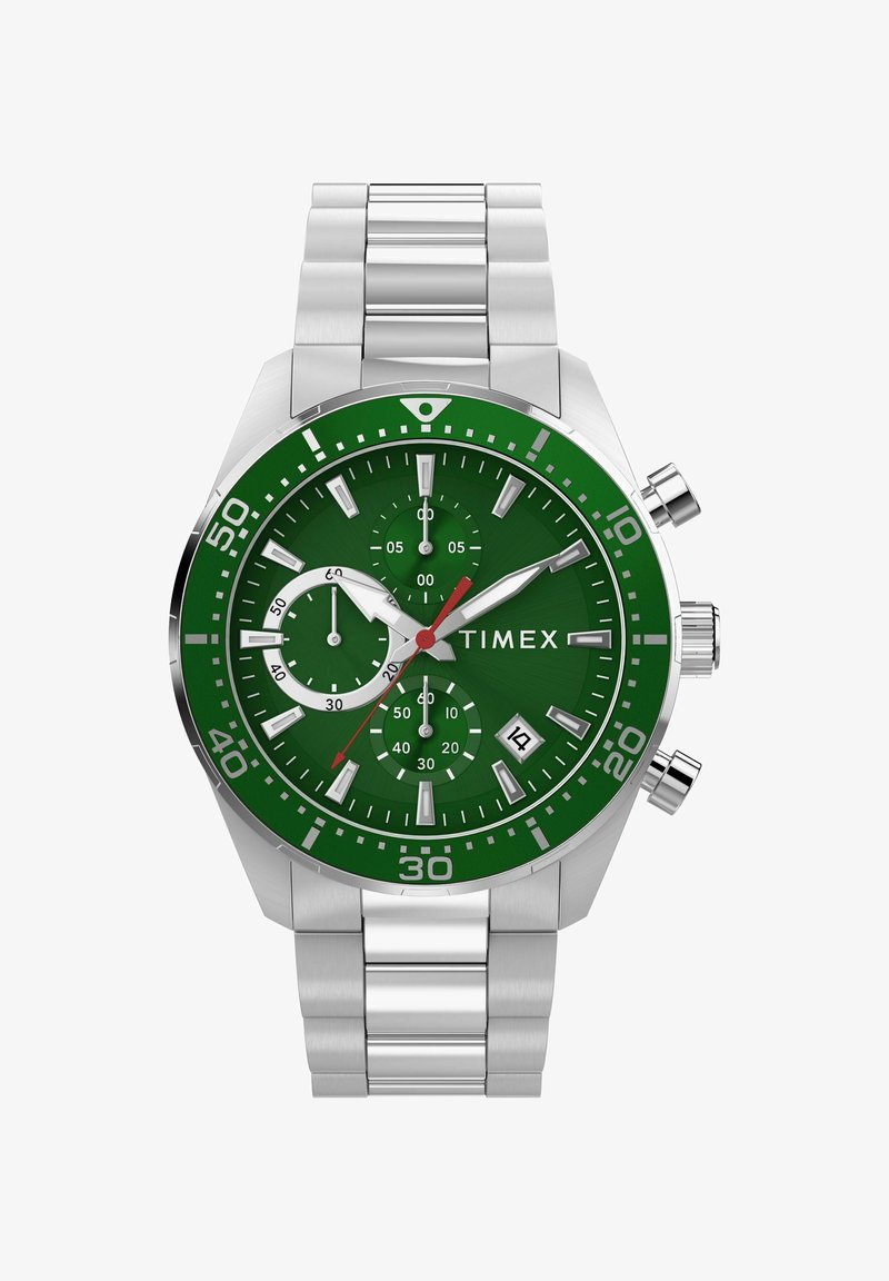 Montre-bracelet en métal argenté avec cadran vert, trois sous-cadrans, aiguille des secondes rouge, affichage de la date, et repères horaires ainsi que aiguilles blanches et épaisses.