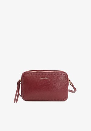 Borsa a tracolla in pelle borgogna con accessori in oro, chiusura con zip e cuciture a vista; forma rettangolare slanciata e tracolla removibile.