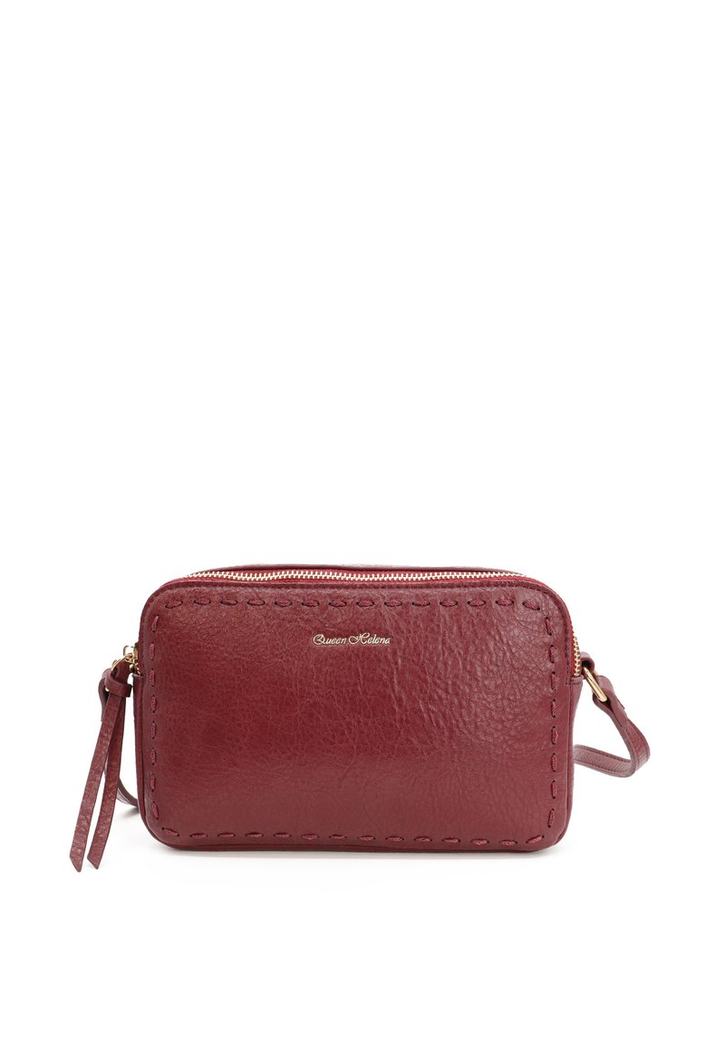 Borsa a tracolla in pelle borgogna con accessori in oro, chiusura con zip e cuciture a vista; forma rettangolare slanciata e tracolla removibile.