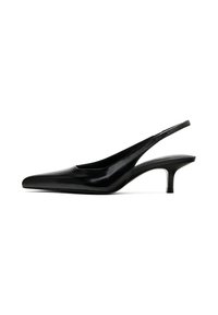Svart spetsig slingback-sko med en glansig läderfinish och en tunn, låg klack. Har en utskärning på sidan för andningsförmåga.