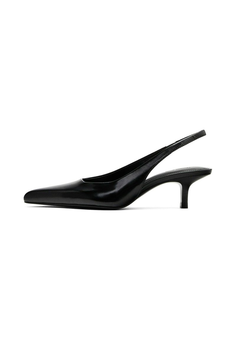 Svart spetsig slingback-sko med en glansig läderfinish och en tunn, låg klack. Har en utskärning på sidan för andningsförmåga.
