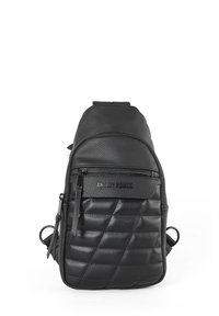 Borsa a tracolla in pelle nera con texture trapuntata, tasca frontale con zip e dettaglio del logo. Design compatto con tracolla regolabile per maggiore comodità.