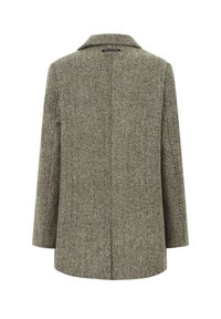 Płaszcz w wzór jodełki w stonowanej zieleni i brązie. Posiada kołnierz z wycięciem i długie rękawy. Widok z tyłu ukazuje dopasowany, skrojony krój.