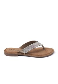 Braune flache Sandale mit einem mit Strass verzierten Riemen, einem Futter aus Kunstwildleder und einer hellbraunen Gummisohle.